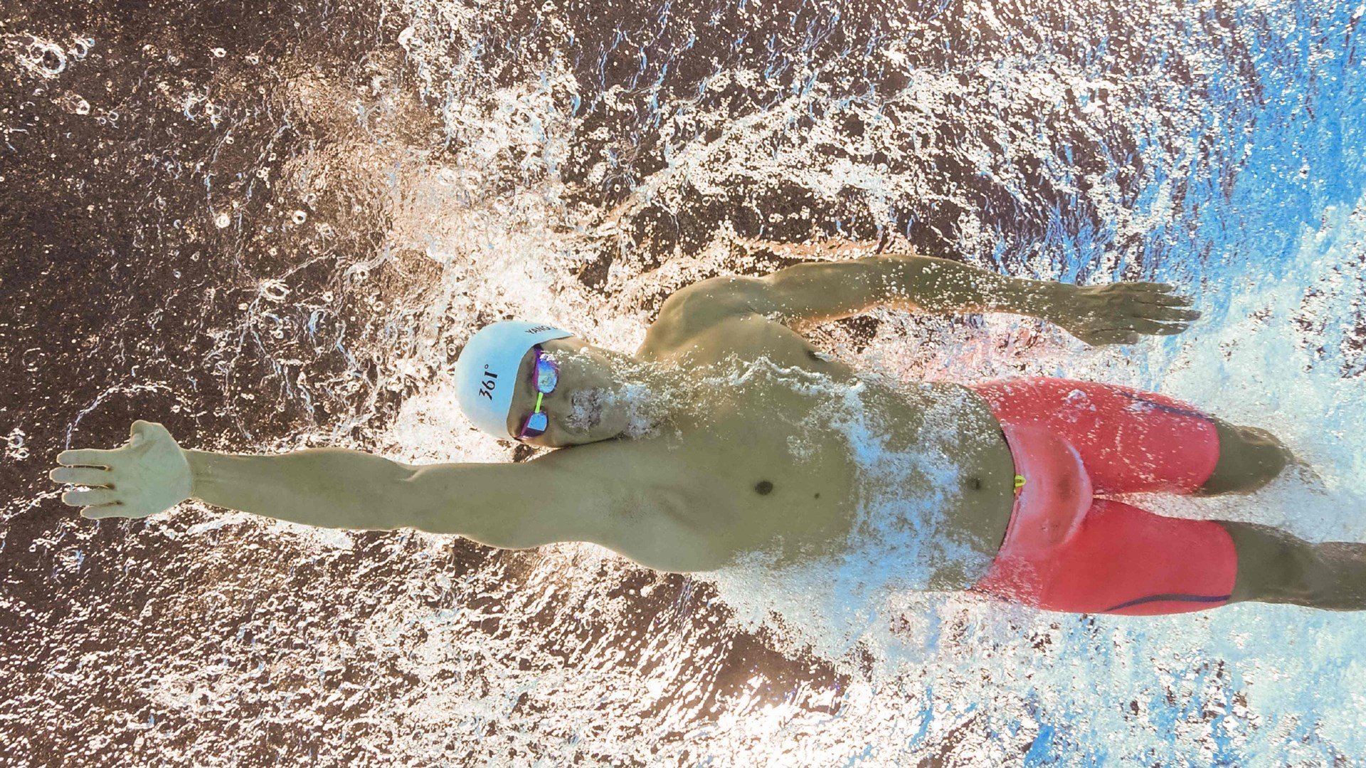 巴黎强势拿下伊拉克，阿圭罗点燃赛场，一场跨越时空的足球狂想